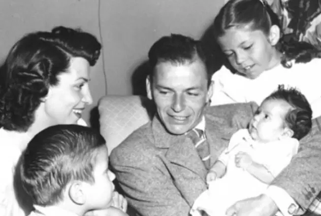 Frank Sinatra spends his last days with his family