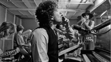 Bob Dylan Photo Gallery (10 Photos) 28 Bob Dylan in New York City in October 1975. Mick Ronson Scarlet Rivera ken regan