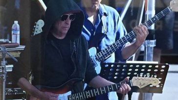 7 October 2016 - Bob Dylan - on guitar