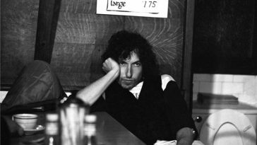 Bob Dylan visits a Massachusetts diner during a stop on the Rolling Thunder Revue tour