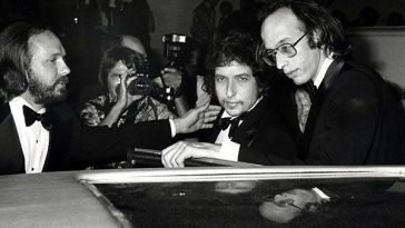 Bob Dylan arrives at the Grammy Awards in Los Angeles on February 27th 1980..jpg nggid011 ngg0dyn 640x480x100 00f0w010c010r110f110r010t010