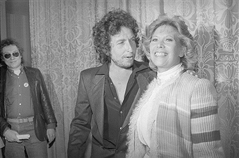 6 Photographs - March 15, 1982 - Bob Dylan and Dinah Shore 13th annual Award of the Songwriters Hall of Fame. 5 Bob Dylan and Dinah Shore
