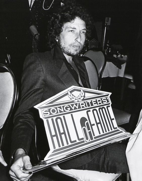 6 Photographs - March 15, 1982 - Bob Dylan and Dinah Shore 13th annual Award of the Songwriters Hall of Fame. 2 Bob Dylan march 15, 1982 at the 13th annual Award and Induction Dinner of the Songwriters Hall of Fame.