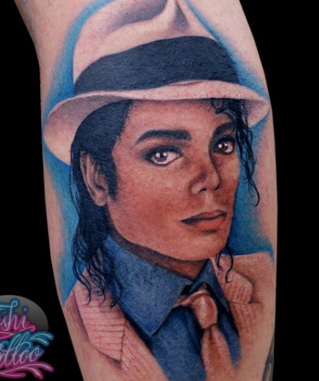 Smiling Michael Jackson Tattoo On Right Shoulder