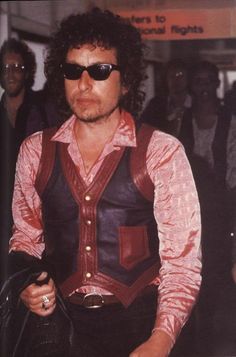 Bob Dylan 1970s Photos (280 Photographs) 256 At Heathrow Airport 1978