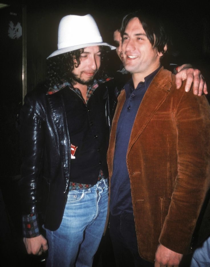 Bob Dylan 1970s Photos (280 Photographs) 194 Bob Dylan and Robert De Niro backstage at the Roxy in 1976.