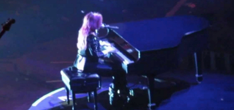Demi Lovato piano