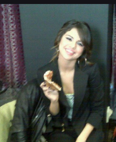 selena gomez eating pizza