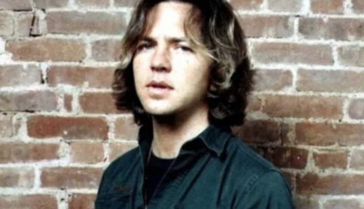 With a strong baritone sound, Vedder met music  at the age of twelve.