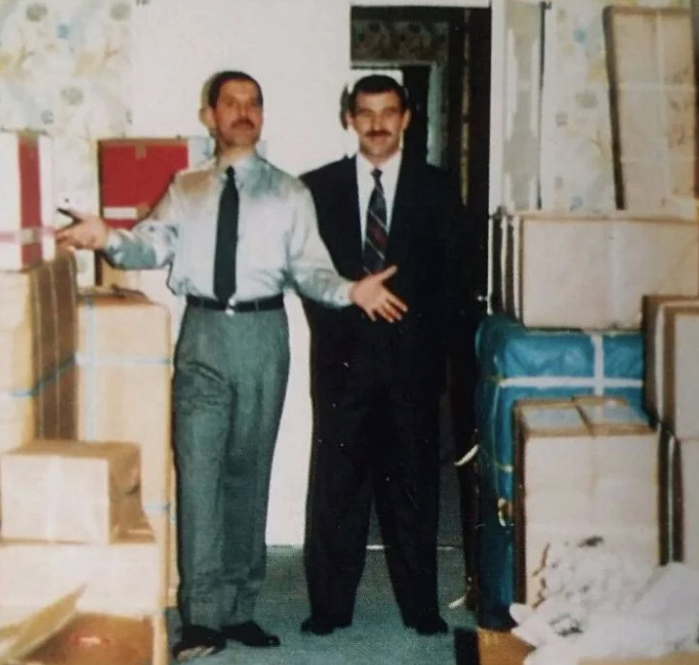 In 1985, his long-term relationship with another  hairdresser, Jim Hutton, began.