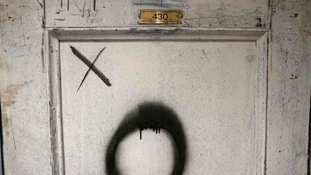 The door of the hotel room where Bob Dylan stayed was sold for 100 thousand dollars 3 Bob Dylan Chelsea Hotel