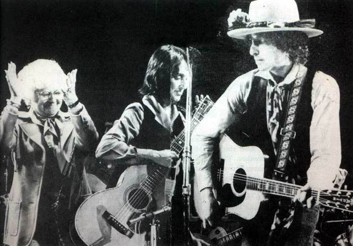 Bob Dylan’s mother, Beatty, joins on stage during the December 1st concert of the Rolling Thunder Revue at the Maple Leaf Gardens in Toronto.