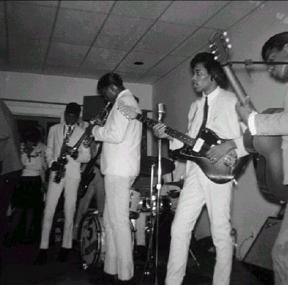 A young Jimi Hendrix on a Jazzmaster. Nice!