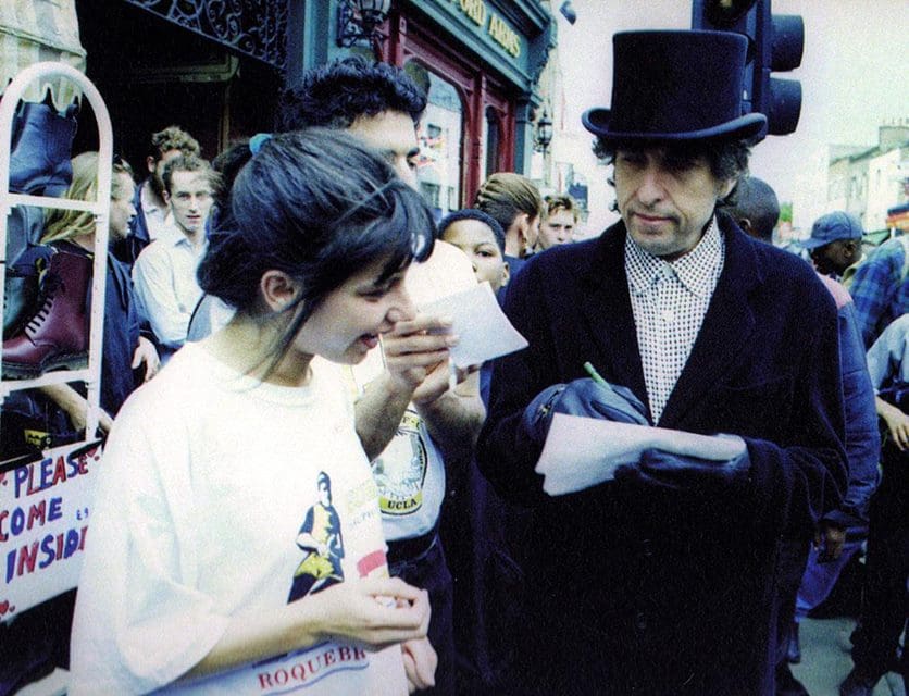 Bob Dylan with his fans - Ana María Vélez Wood - Photography