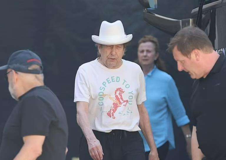 Bob Dylan (81) was captured on camera in Los Angeles