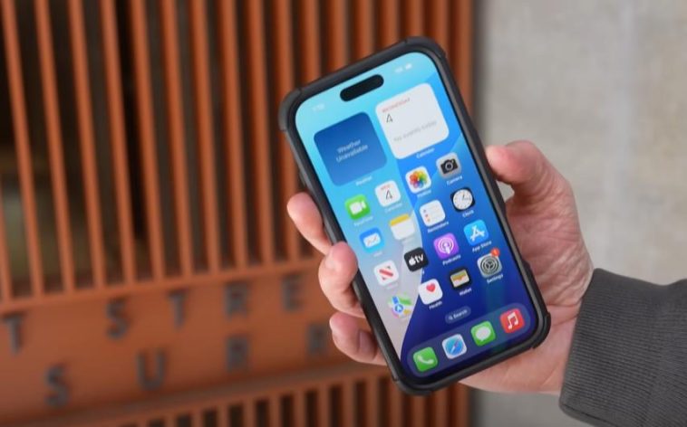 5 Different Tech Editors' iPhone 16 Ruggedness Test