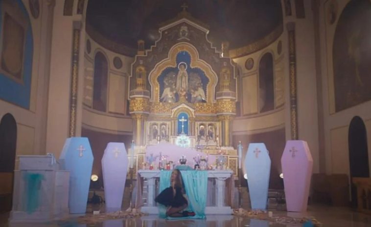 Church scandal in the US Pastor fired for allowing Sabrina Carpenter to film music video