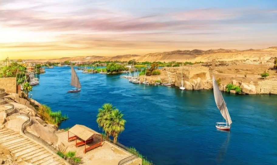 The Nile River is 6650 km long and runs through Egypt