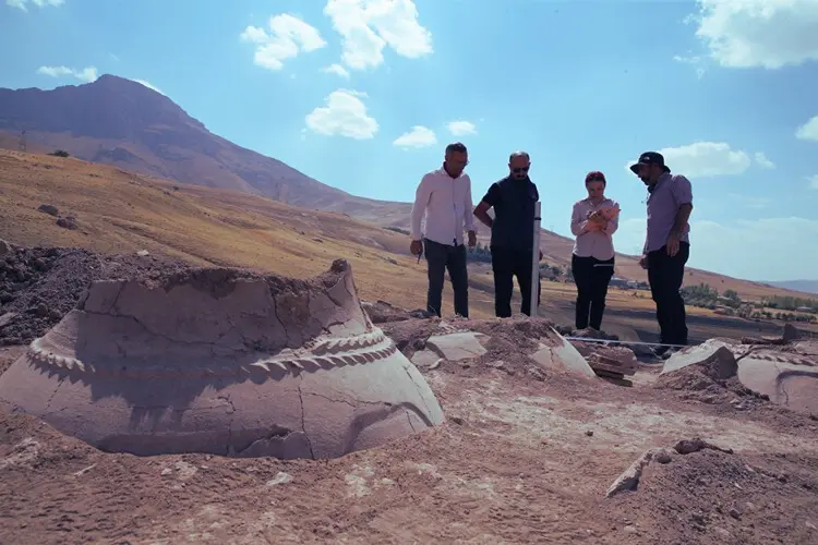 Archaeologists Unearth 76 Cuneiform-Inscribed Storage Jars at Kevenli Fortress in Van 2 Cuneiform-Inscribed Storage Jars