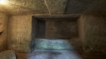 Archaeologists Discover Sealed Etruscan Tomb With Four Skeletons