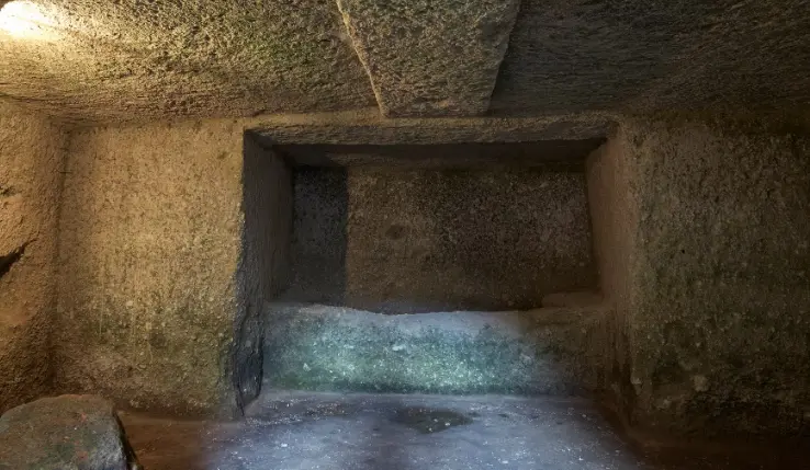 Archaeologists Discover Sealed Etruscan Tomb With Four Skeletons